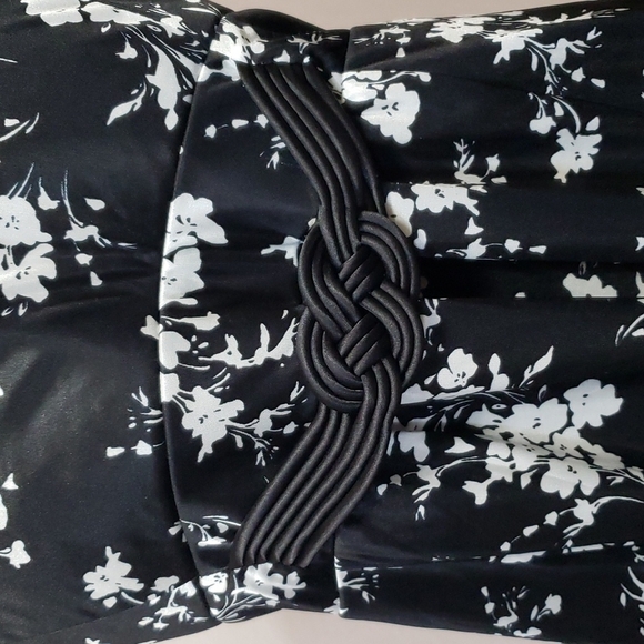 Torrid Black and White Floral Top Size 3 - Picture 2 of 3